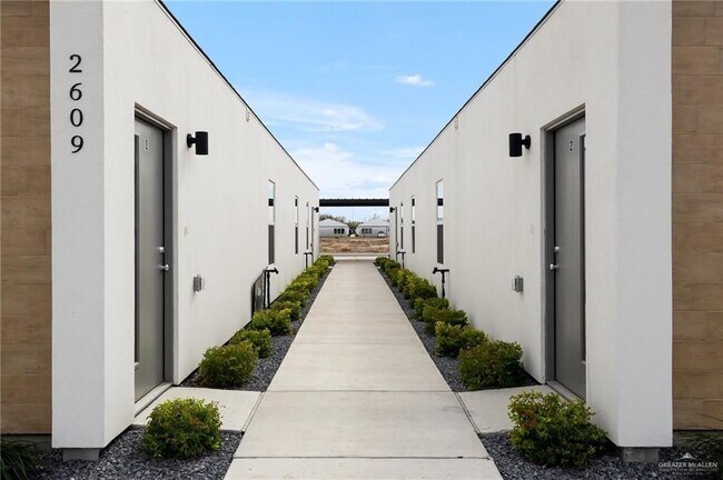 Building Photo - 16 Woodpecker Rd