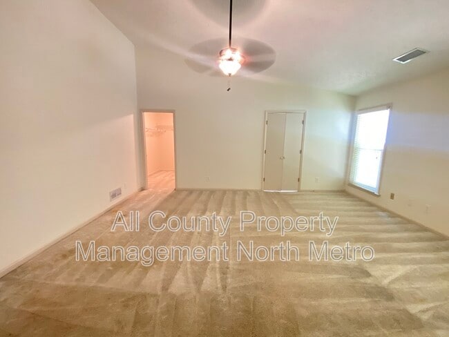 Building Photo - 215 Broken Lance Pl