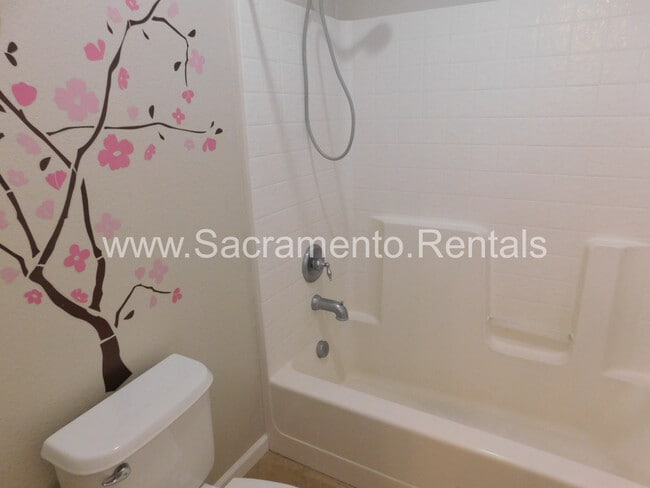 Building Photo - Wonderful 3 bd/2.5 ba Elk Grove Home with 2 Car Garage