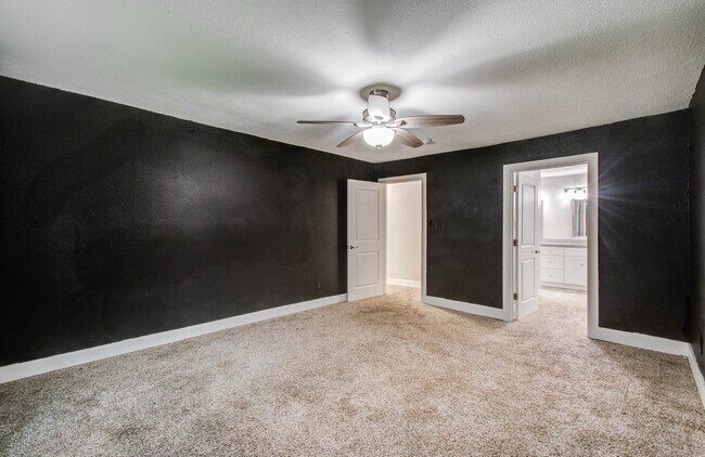 Building Photo - 536 Robert E Lee Dr