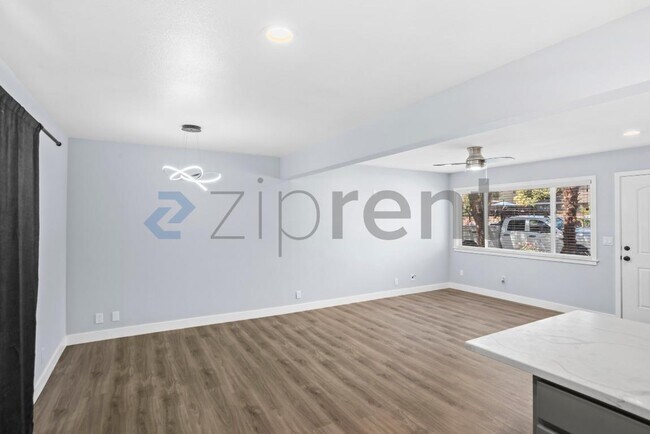 Building Photo - Unit Apt 2