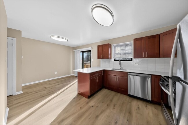 Building Photo - Newly Refinished 2 Bedroom Townhome