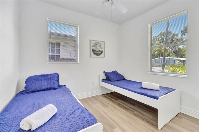 Building Photo - 1816 SW 21st St