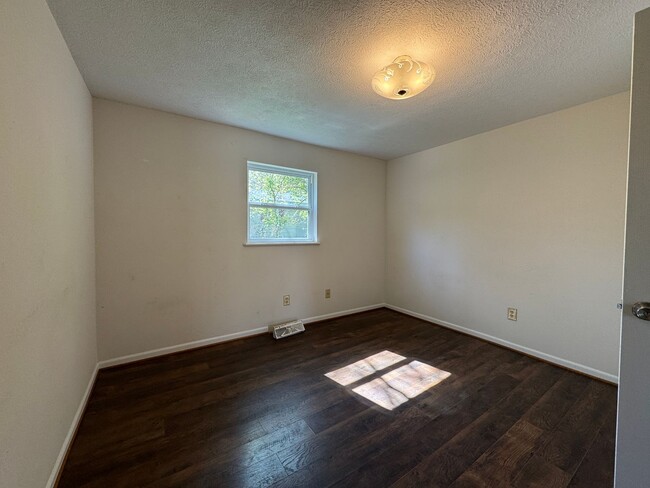 Building Photo - Cozy 2 Bedroom 1 Bathroom Home Nestled in ...