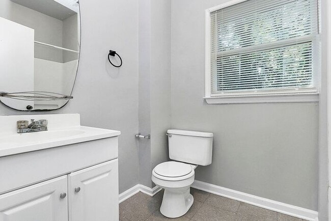 Building Photo - Charming 2nd Floor 2BD/1BA Unit on Pecan Ave!