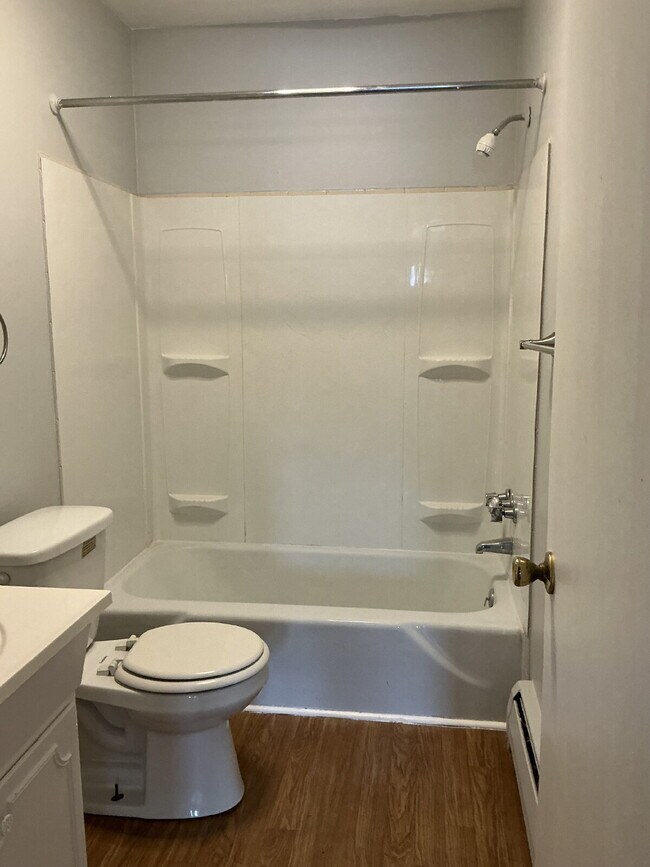 Building Photo - Spacious One-Bedroom unit on Pullman Ave!