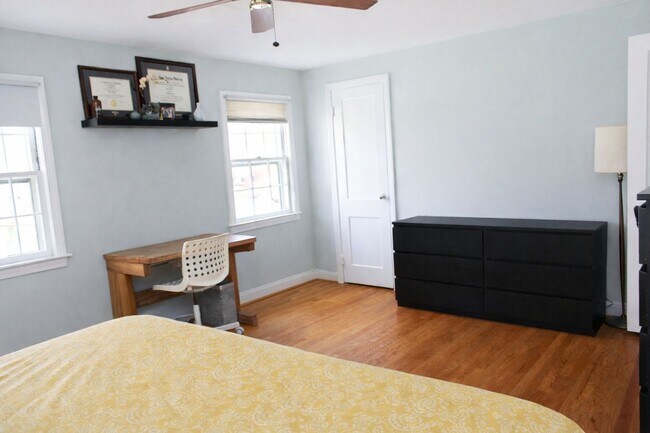 Building Photo - Charming 3BR Colonial with Fully Fenced Yard, Available Now