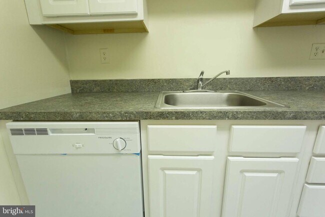 Building Photo - 2031 South St