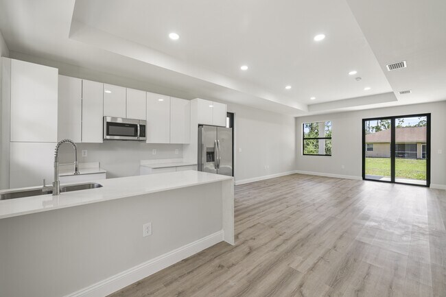 Building Photo - 934 Binkley St E