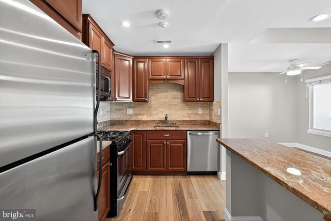 Building Photo - 806 Diamond Dr
