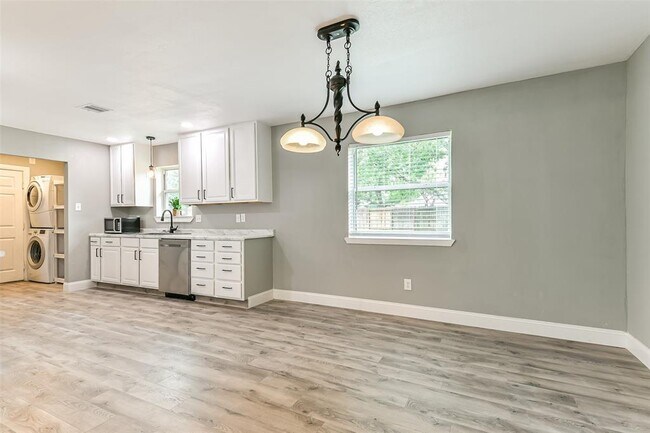 Building Photo - 207 Woodvale Dr