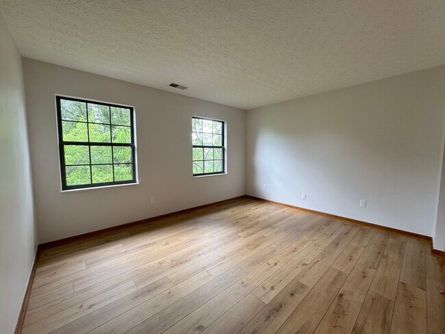 Building Photo - 564 Glenside Ln