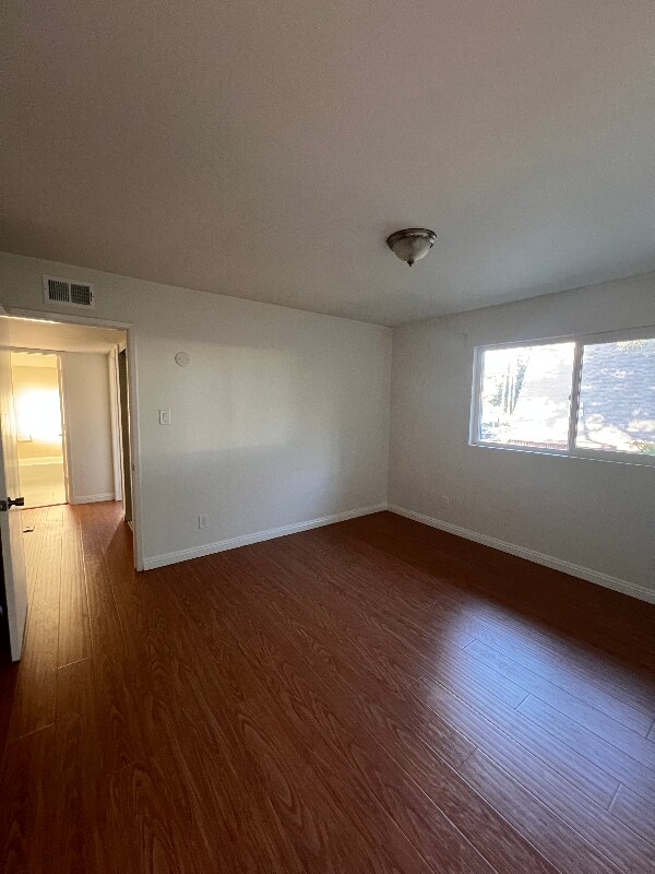Building Photo - 305 N Vinedo Ave