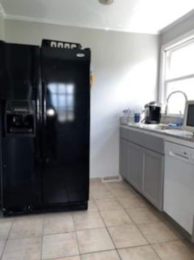 Building Photo - One Bedroom Furnished Apartment in Downtow...