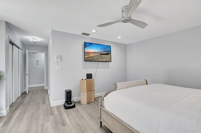 Building Photo - 10204 Camelback Ln