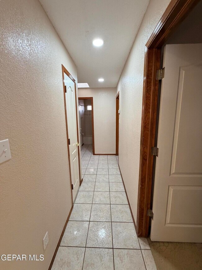 Building Photo - 1892 Lyman Dutton Cir