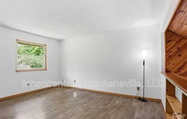 Building Photo - 207 Wood Dale Dr