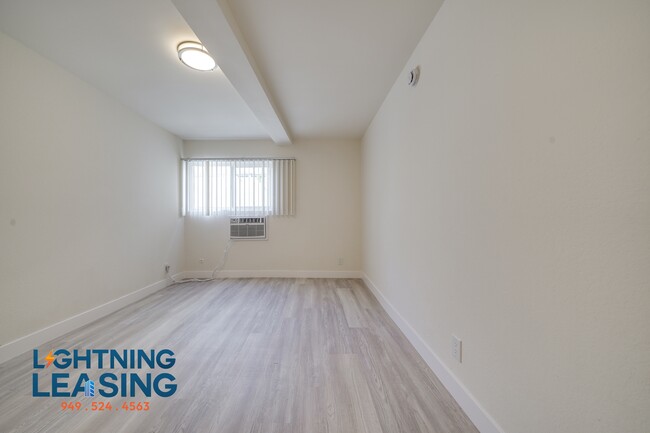 Building Photo - 6738-6733 Independence Ave