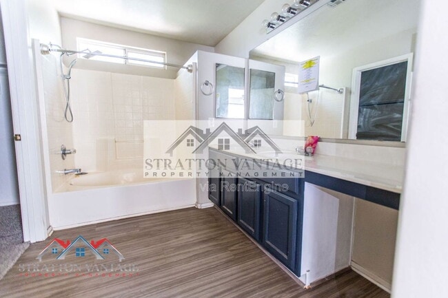 Building Photo - 2185 N Mosley Dr