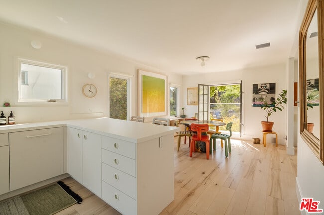 Building Photo - 1097 W Kensington Rd