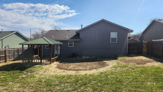 Building Photo - 3BR, 2.5BTH, 2CAR ATT GAR, Privacy Fenced Yard - In Washburn Rural Schools!