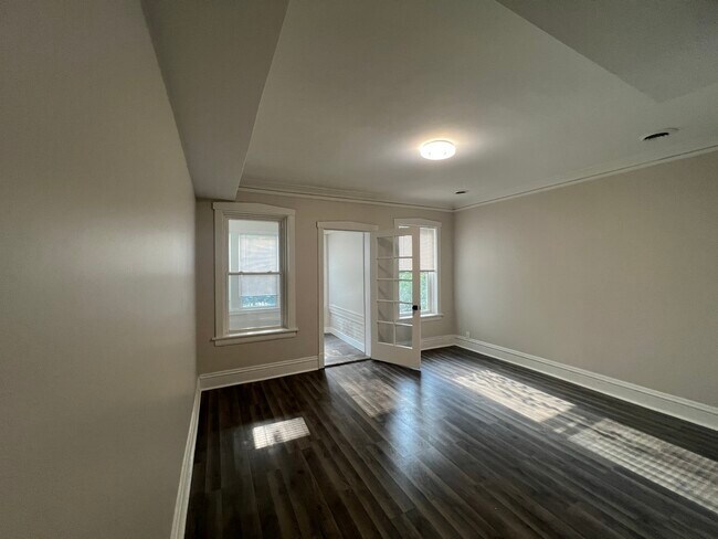Building Photo - 5017 N Sawyer Ave