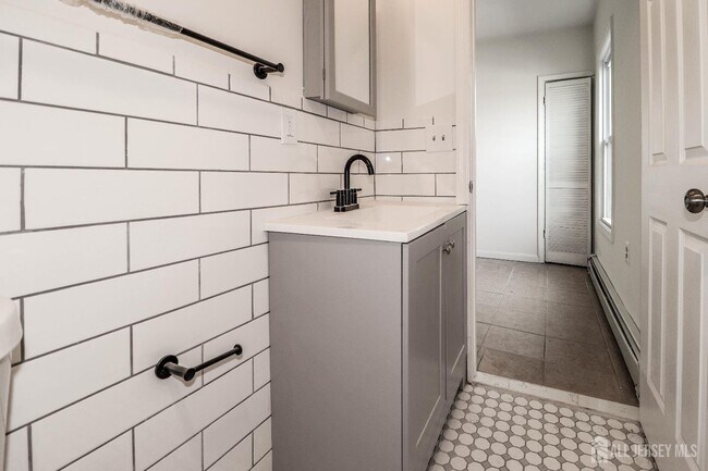 Building Photo - 364 Market St