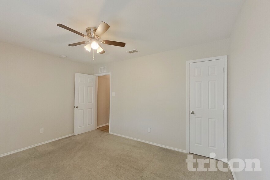 Building Photo - 1704 Abby Creek Dr