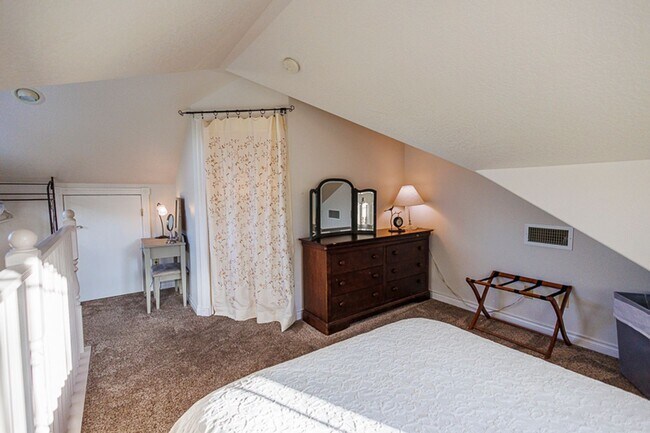 Building Photo - The Nest: Fully Furnished detached Cottage...