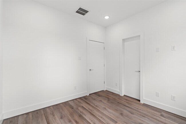 Building Photo - 216 E 31st St