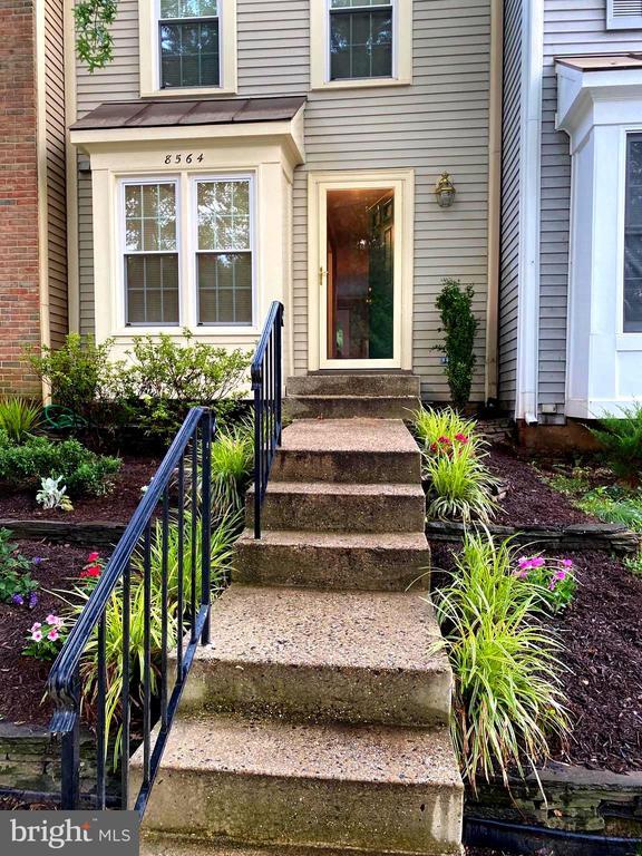 Building Photo - 8564 Springfield Oaks Dr