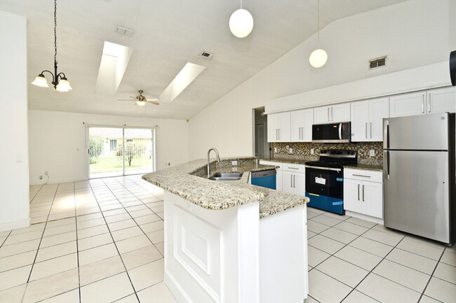 Building Photo - 1,850 Sq Ft 3-Bed, 2-Bath Orlando Home – Lawn Care Included & Fully Updated!