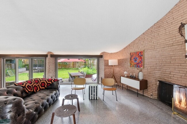 Building Photo - 4603 Ivanhoe St