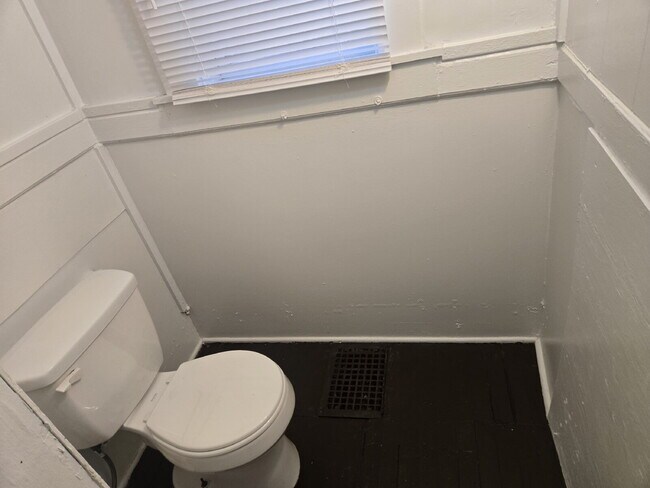 Building Photo - "5-Bedrooms, 2 Full Baths on Olive Street with 1676 sq feet!"