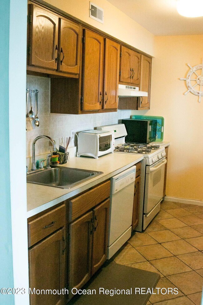 Building Photo - 10 SE Central Ave