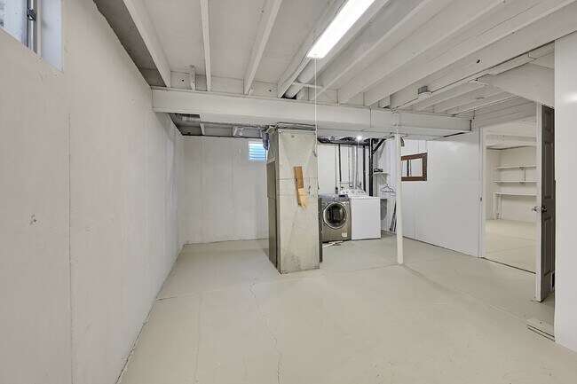 Building Photo - $2,495.00, 3 bed, 2 bath located in Westmi...