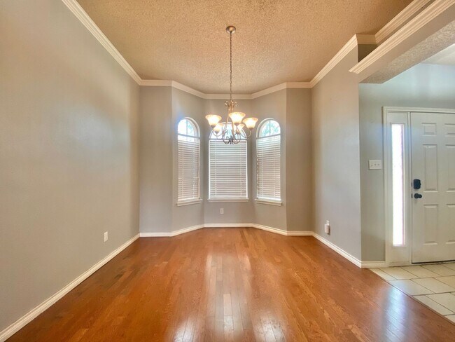 Building Photo - Great 3 bed 2 bath now available in Frensh...