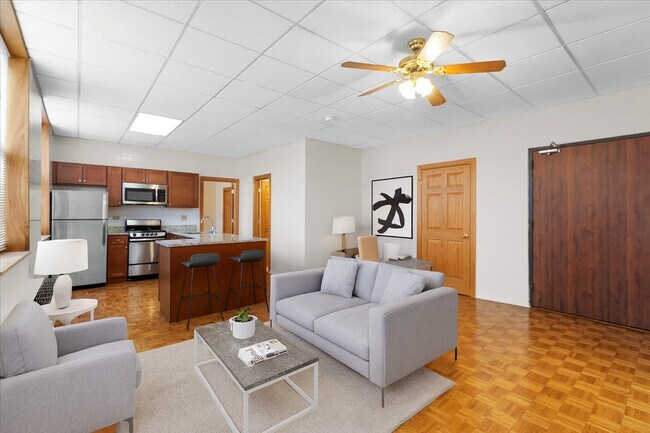 Building Photo - 620 W Belmont Ave