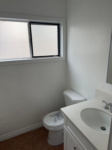Building Photo - 749 S Berendo St