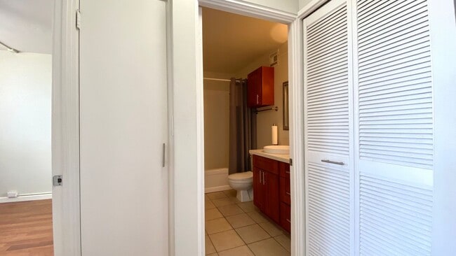 Building Photo - Views of Waikiki & Diamond Head - 1 Bed/1 ...