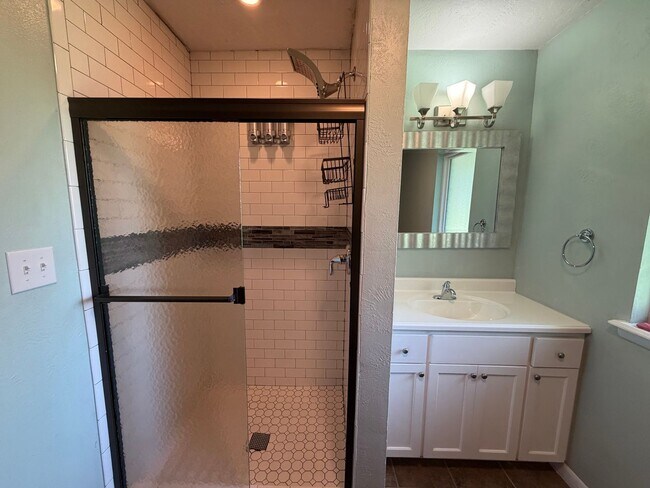 Building Photo - 2517 Chateau Dr