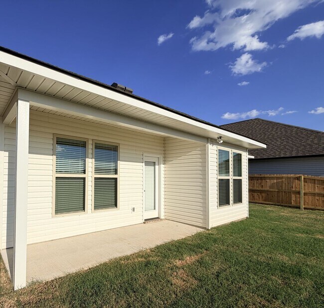 Building Photo - 816 Venecia Dr