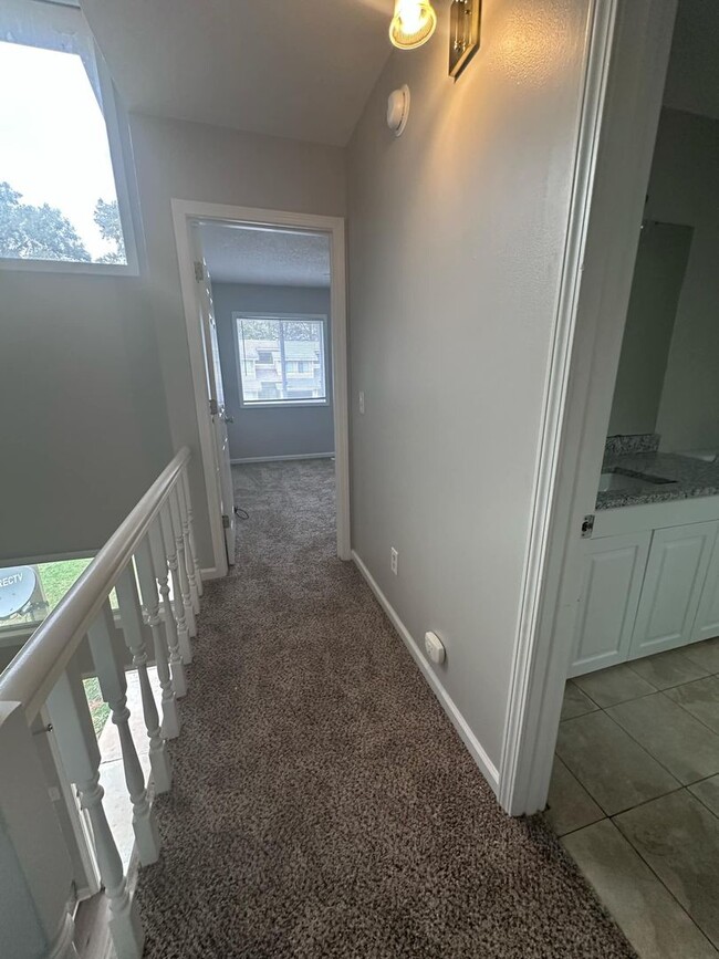 Building Photo - Rolling Acres!!! End Unit!!!  New Carpet! ...