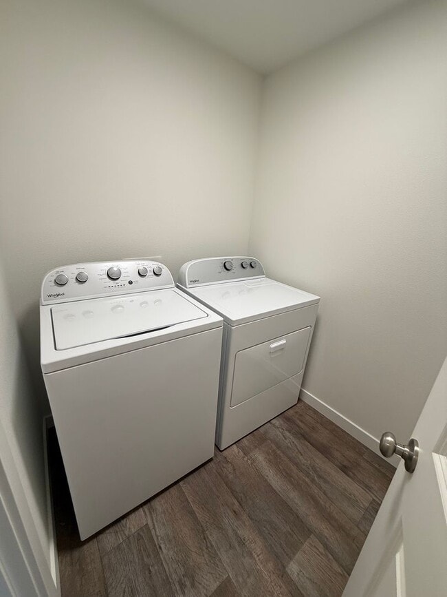 Building Photo - Brand New Stunning 3 Bed/2.5 Bath Townhous...