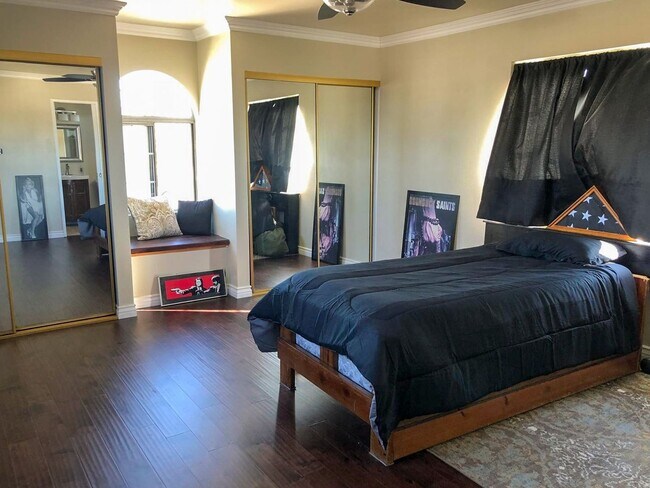 Building Photo - 5 Bed 3 Bath House With Amazing Salt Water Pool!