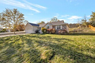 Building Photo - Spacious Sandy Rambler w 2 car attached