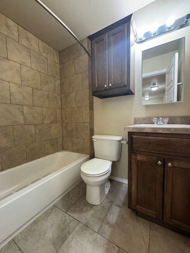 Building Photo - 1301 SW Washington apt 3- AVAILABLE NOW!