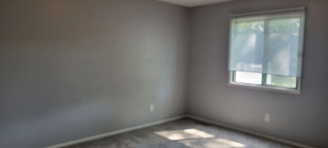 Building Photo - Newly Refreshed 2 bedroom in HOA