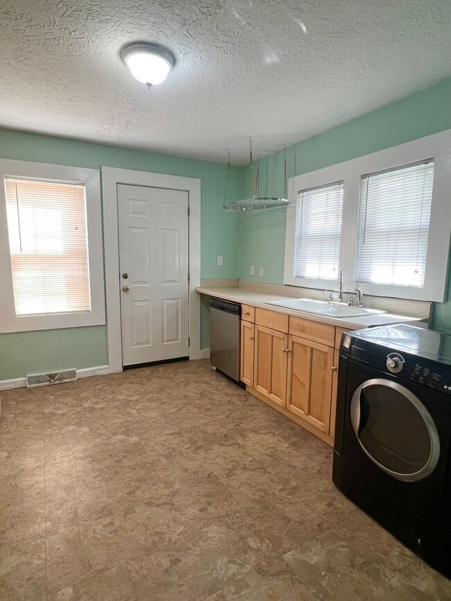 Building Photo - Cute 2 bedroom 1 bath in Asheville