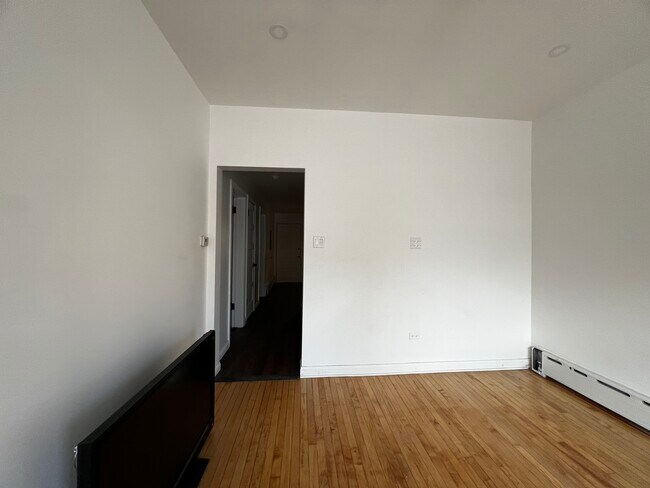 Building Photo - 3610 W Diversey Ave